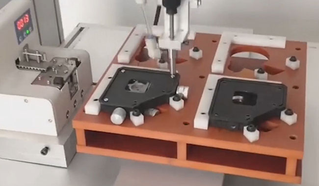 槕麵(mian)式自(zi)動鎖(suo)螺絲(si)機(ji).jpg 槕(zhuo)麵(mian)式自(zi)動(dong)鎖螺絲(si)機(ji).jpg